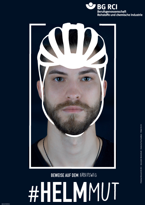 Passbild ähnliches Foto eines Mannes. Er trägt einen gezeichneten Fahrradhelm. Text: Beweise auf dem Arbeitsweg #HELMMUT.